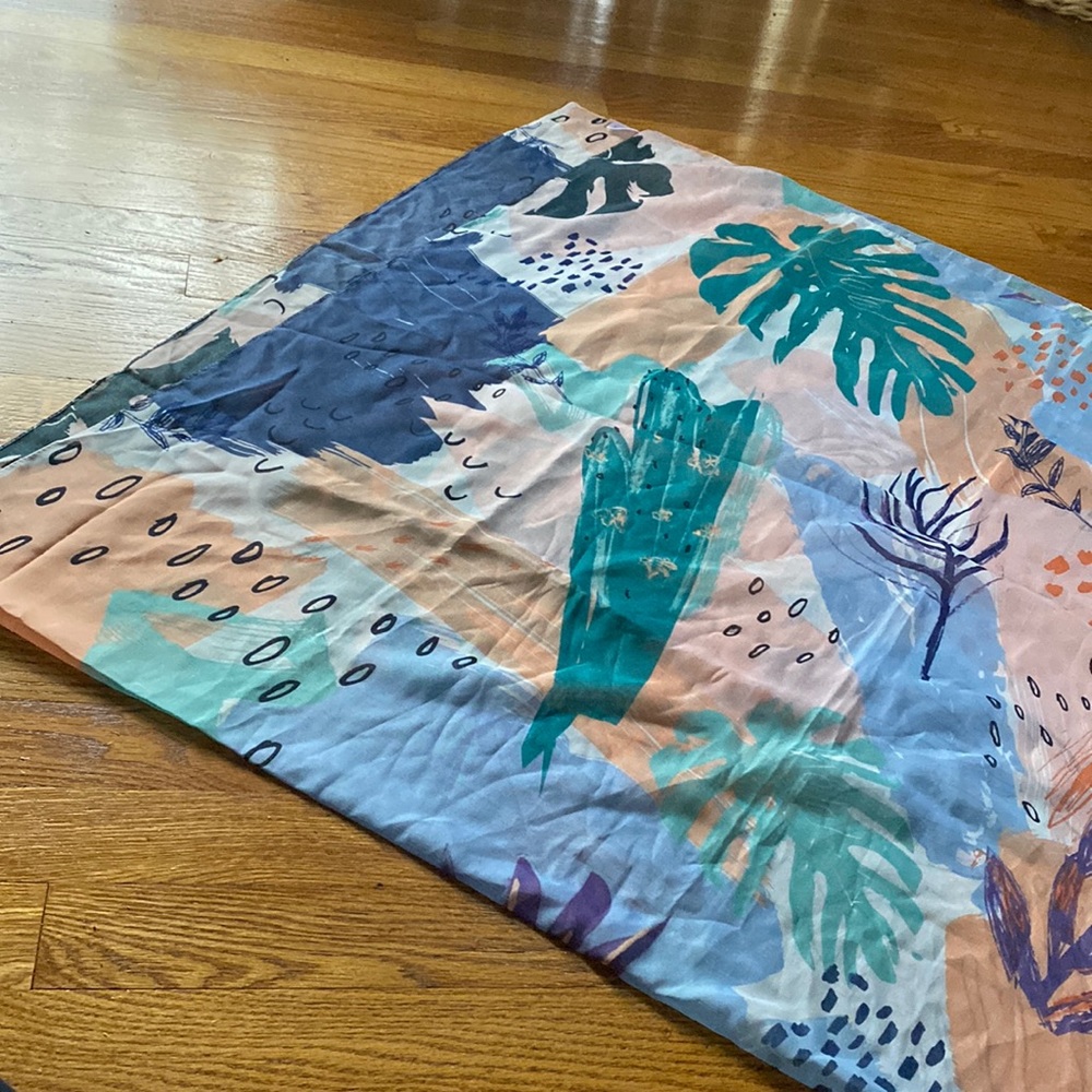 Very pretty NEW sarong, never used. Keune product.